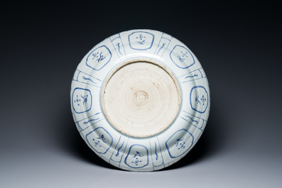 Important plat en porcelaine de Chine en bleu et blanc de type kraak, Wanli