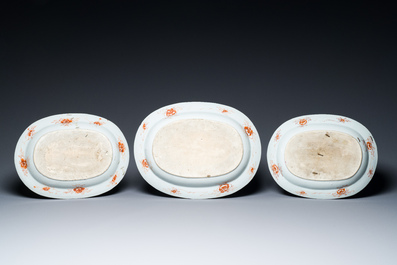 Drie Chinese ovalen famille rose 'Pompadour' schotels, Qianlong, ca. 1745