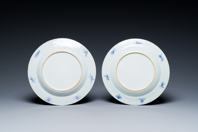 Paire d'assiettes en porcelaine de Chine de style Imari &agrave; d&eacute;cor des 'Dames au parasol', Qianlong