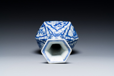 Een Chinese blauw-witte flesvormige vaas, 'G' merk, Kangxi