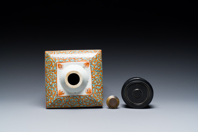 Flacon de forme carr&eacute;e en porcelaine d'Arita surd&eacute;cor&eacute; aux Pays-Bas de style Kakiemon, Japon, Edo, 17&egrave;me