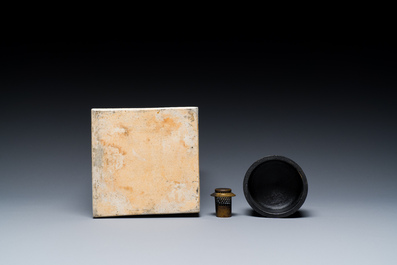 Flacon de forme carr&eacute;e en porcelaine d'Arita surd&eacute;cor&eacute; aux Pays-Bas de style Kakiemon, Japon, Edo, 17&egrave;me