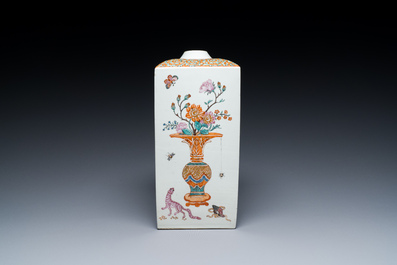 Flacon de forme carr&eacute;e en porcelaine d'Arita surd&eacute;cor&eacute; aux Pays-Bas de style Kakiemon, Japon, Edo, 17&egrave;me
