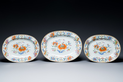 Drie Chinese ovalen famille rose 'Pompadour' schotels, Qianlong, ca. 1745