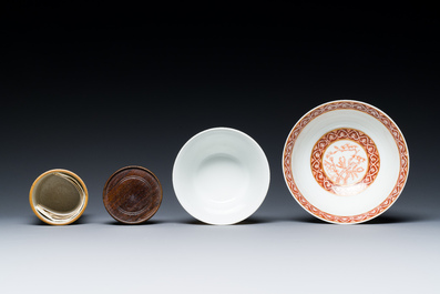 A Chinese famille rose brush pot, two plates and two bowls, 19/20th C.