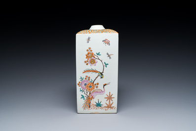 Flacon de forme carr&eacute;e en porcelaine d'Arita surd&eacute;cor&eacute; aux Pays-Bas de style Kakiemon, Japon, Edo, 17&egrave;me
