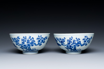 Een paar Chinese blauw-witte 'Drie vrienden van de winter' kommen, Guangxu merk en periode