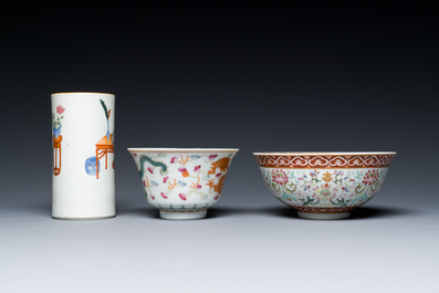 A Chinese famille rose brush pot, two plates and two bowls, 19/20th C.