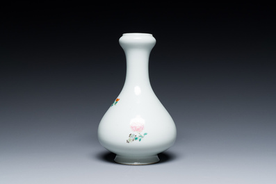 A Chinese famille verte 'suantouping' vase, Qianlong mark, Republic