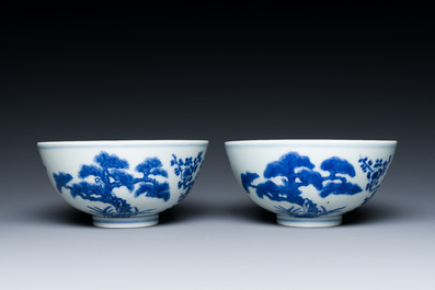 Een paar Chinese blauw-witte 'Drie vrienden van de winter' kommen, Guangxu merk en periode