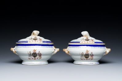 Een paar Chinese famille rose dekselterrines voor de Engelse markt met het wapen van Kenyon, Qianlong