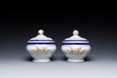 Een paar Chinese famille rose dekselterrines voor de Engelse markt met het wapen van Kenyon, Qianlong