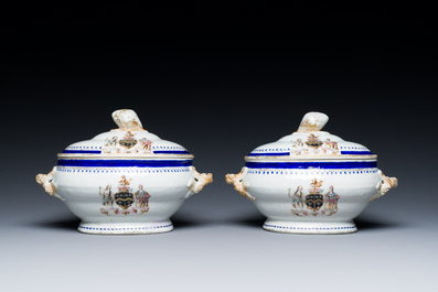 Een paar Chinese famille rose dekselterrines voor de Engelse markt met het wapen van Kenyon, Qianlong