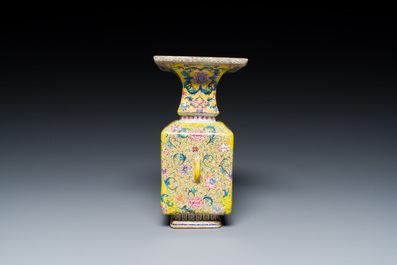 Vase &agrave; d&eacute;cor d'Europ&eacute;ens en &eacute;maux de Canton &agrave; fond jaune, Chine, marque et &eacute;poque de Qianlong