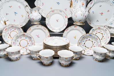 Service &agrave; 43 pi&egrave;ces en porcelaine polychrome de Meissen, Allemagne, 19/20&egrave;me