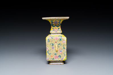 Vase &agrave; d&eacute;cor d'Europ&eacute;ens en &eacute;maux de Canton &agrave; fond jaune, Chine, marque et &eacute;poque de Qianlong
