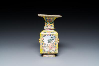 Vase &agrave; d&eacute;cor d'Europ&eacute;ens en &eacute;maux de Canton &agrave; fond jaune, Chine, marque et &eacute;poque de Qianlong