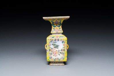Vase &agrave; d&eacute;cor d'Europ&eacute;ens en &eacute;maux de Canton &agrave; fond jaune, Chine, marque et &eacute;poque de Qianlong