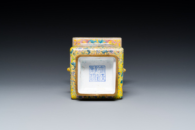 Vase &agrave; d&eacute;cor d'Europ&eacute;ens en &eacute;maux de Canton &agrave; fond jaune, Chine, marque et &eacute;poque de Qianlong