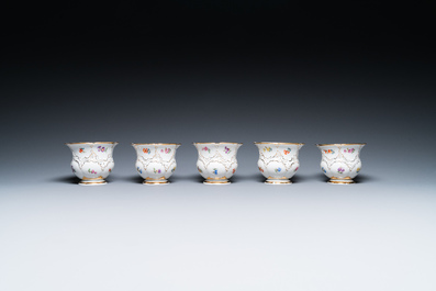Service &agrave; 43 pi&egrave;ces en porcelaine polychrome de Meissen, Allemagne, 19/20&egrave;me