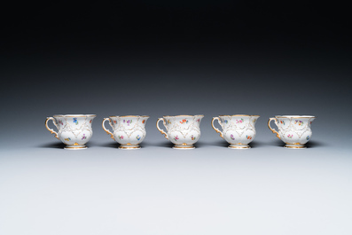 Service &agrave; 43 pi&egrave;ces en porcelaine polychrome de Meissen, Allemagne, 19/20&egrave;me