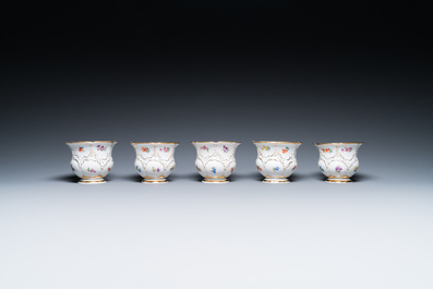 Service &agrave; 43 pi&egrave;ces en porcelaine polychrome de Meissen, Allemagne, 19/20&egrave;me