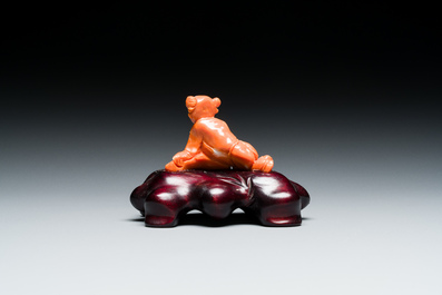 Sculpture d'un gar&ccedil;on en corail rouge, Chine, 19/20&egrave;me
