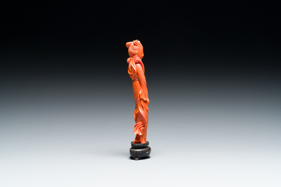 Een Chinese bloedkoralen sculptuur van een dame met een fruitmand, 19/20e eeuw