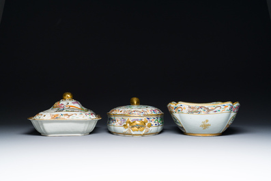 Twee fraaie Chinese gemonogrammeerde Canton famille rose dekselterrines en een kom, midden 19e eeuw