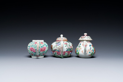 Drie Chinese famille rose theepotten, Yongzheng