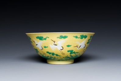 Een Chinese kom met kraanvogels op een gele fondkleur, Yongzheng merk en mogelijk periode