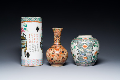 Trois vases et un plat en porcelaine de Chine famille rose et verte, 19&egrave;me