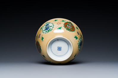 Une assiette en porcelaine de Chine famille verte et un bol pour le march&eacute; persan, Kangxi