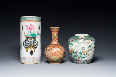 Trois vases et un plat en porcelaine de Chine famille rose et verte, 19&egrave;me