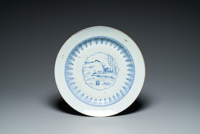 Drie Chinese blauw-witte anhua schotels met landschapsmedaillons, Yongzheng