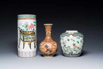 Trois vases et un plat en porcelaine de Chine famille rose et verte, 19&egrave;me