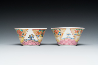 Een paar Chinese famille rose koppen en schotels met hanen, Yongzheng