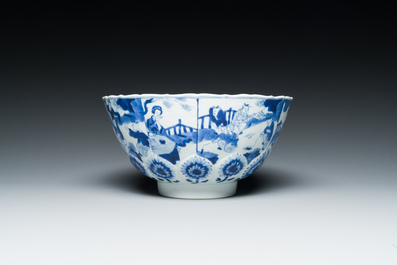 Bol en porcelaine de Chine en bleu et blanc &agrave; d&eacute;cor de lettr&eacute;es et de gar&ccedil;ons jouant, marque 'Qi Yu Bao Ding Zhi Zhen', Kangxi