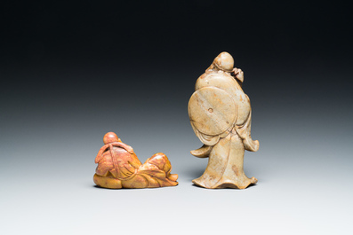Twee Chinese zeepstenen sculpturen van Zhongkui en van Li Bai, gesigneerd Ni Zhi, 18/19e eeuw