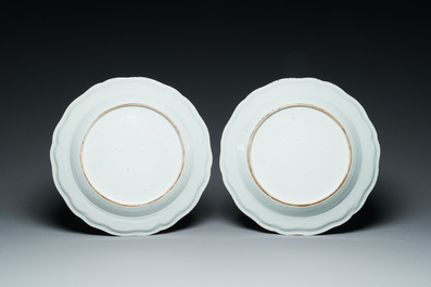 Paire de plats en porcelaine de Chine famille rose &agrave; d&eacute;cor floral, Qianlong