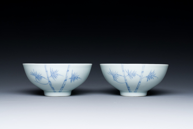 Paire de bols en porcelaine de Chine en bleu et blanc &agrave; d&eacute;cor de ph&eacute;nix, marque et &eacute;poque de Yongzheng