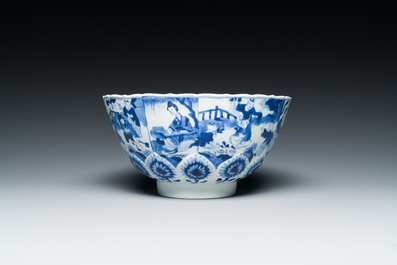 Bol en porcelaine de Chine en bleu et blanc &agrave; d&eacute;cor de lettr&eacute;es et de gar&ccedil;ons jouant, marque 'Qi Yu Bao Ding Zhi Zhen', Kangxi