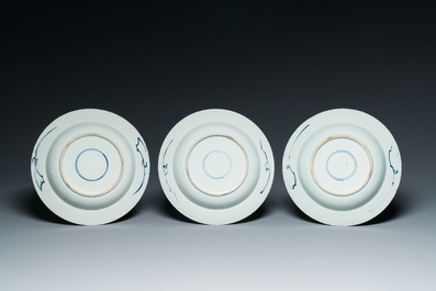 Une paire de plats et six assiettes en porcelaine de Chine en bleu et blanc, Kangxi/Qianlong