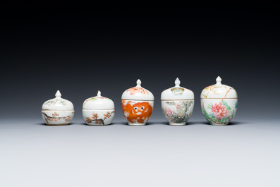 35 Chinese famille rose, verte, monochrome and qianjiang cai boxes and covers, 19/20th C.