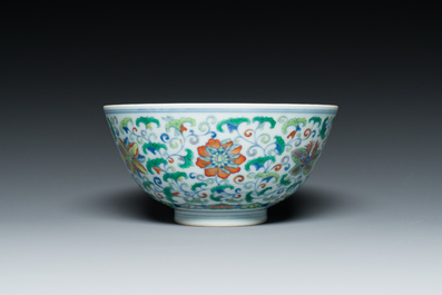 Een Chinese doucai kom met floraal decor, Yongzheng merk, 19/20e eeuw