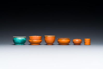 35 Chinese famille rose, verte, monochrome and qianjiang cai boxes and covers, 19/20th C.