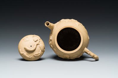 Th&eacute;i&egrave;re couverte en gr&egrave;s de Yixing &agrave; d&eacute;cor d'&eacute;cureuils et papillons, marque en creux de Chen Janyin 陳建寅, Kangxi