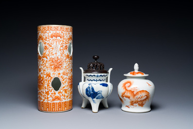 Een diverse collectie Chinees blauw-wit, ijzerrood en famille rose porselein, 19/20e eeuw
