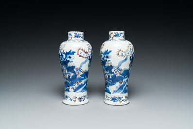 Paire de vases en porcelaine de Chine en bleu, blanc et rouge de cuivre, marque de Kangxi, 19&egrave;me