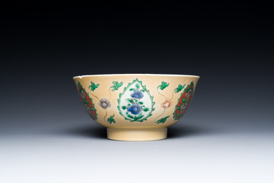 Une assiette en porcelaine de Chine famille verte et un bol pour le march&eacute; persan, Kangxi